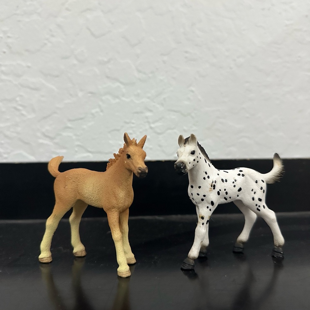 2 schleich foals